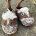 Pferde Filzpantoffeln Kinder in braunem Design mit Pferdekopf, weißer Mähne und Öhrchen.