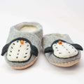 Pinguin - Filzpantoffeln handgemacht hochgezogene Ledersohle aus grauem Filz mit weißen Pinguingesichtern und brauner Sohle