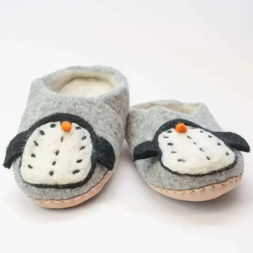 Pinguin - Filzpantoffeln handgemacht hochgezogene Ledersohle aus grauem Filz mit weißen Pinguingesichtern und brauner Sohle