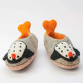 Pinguin - handgemachte Filzpantoffeln Kinder - Hausschuhe rutschfest: graue Filzpantoffeln mit Pinguingesichtern, orangefarbenem Innenfutter und Sohlenrand.