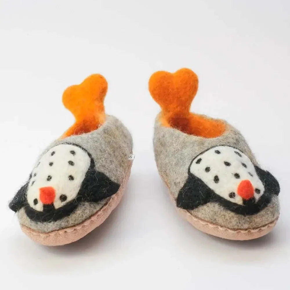 Pinguin - handgemachte Filzpantoffeln Kinder - Hausschuhe rutschfest: graue Filzpantoffeln mit Pinguingesichtern, orangefarbenem Innenfutter und Sohlenrand.