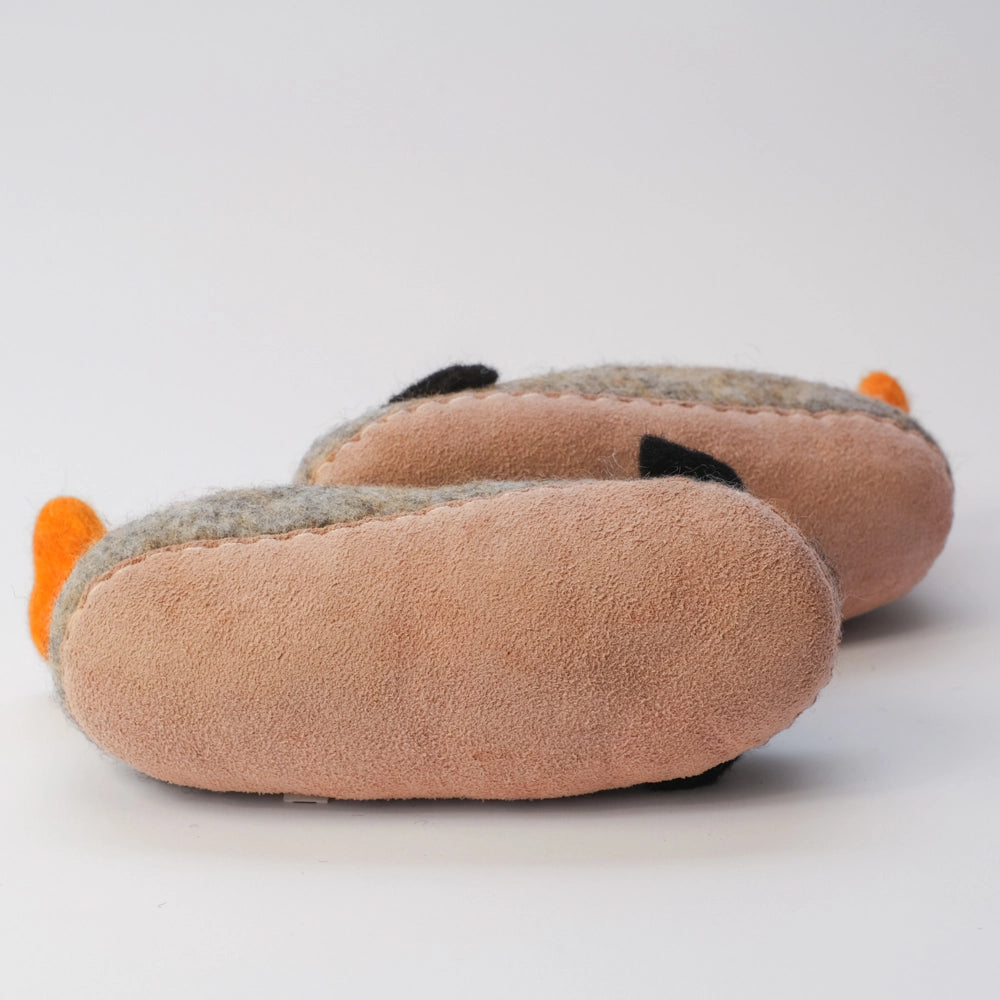 Pinguin Filzpantoffeln Halbschuh Kinder, mit herzförmigen Schwalbenschwanz , gelb orange und grauer Körper, schwarze Flügel hochgezogene Wildedersohle Marke: MAUSSCHUH by MotherEarth-Munich Ansicht: Von Unten