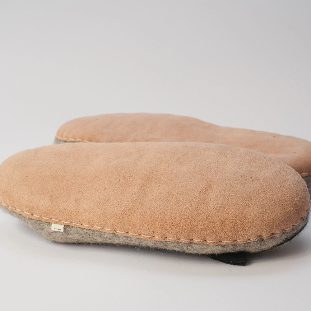 Pinguine Filzpantoffeln Halbschuh Erwachsene, silbergrauer Untergrund, innen naturweiß, Körper des Pinguin Motivs weiß mit schwarzen Punkten, schwarze Flügel, orangener Schnabel. Der Pinguin schaut nach außen zum Kind. Hochgezogene rutschfeste Wildedersohle Marke: MAUSSCHUH by MotherEarth-Munich Ansicht: Von Unten 