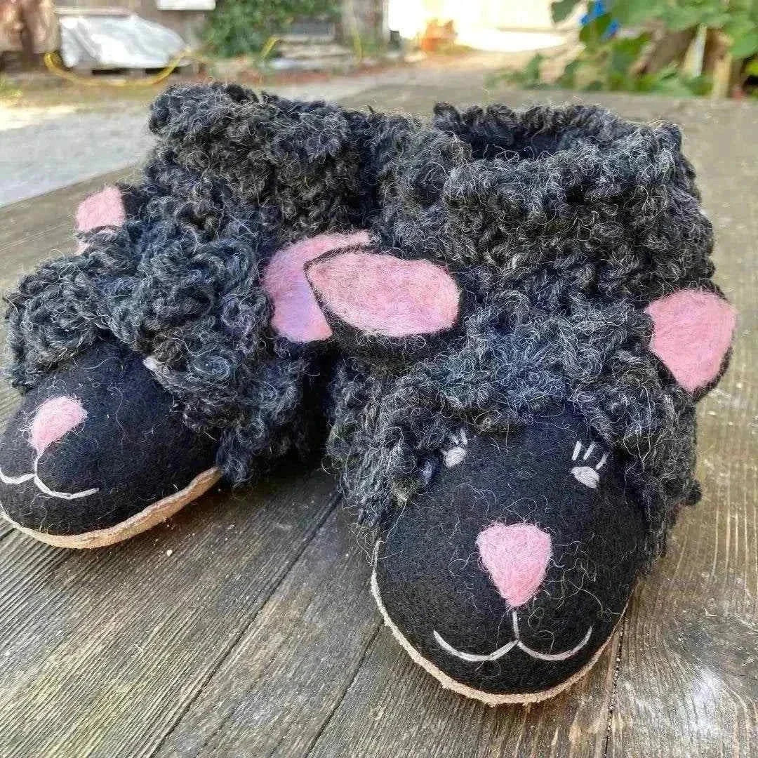 Schäfchen Filzpantoffeln Kinder Boots in Schwarz mit flauschiger Wollfilzoberfläche, rosa Ohren und aufgestickten Gesichtern