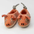 Schwein - Kinder - Nachhaltig & fair produzierte Hausschuhe aus orangefarbenem Wollfilz mit Schweinegesicht und grauem Ringelschwanz