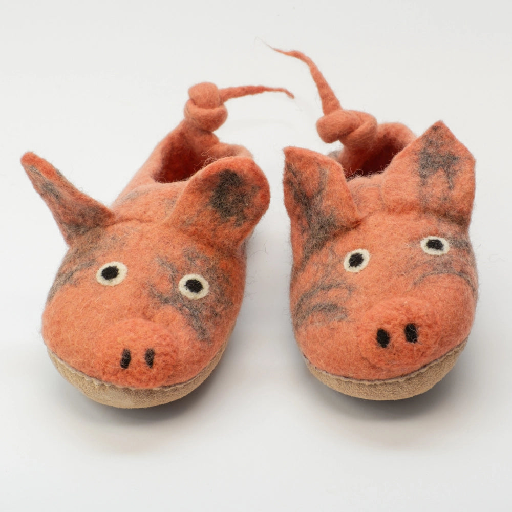 Schweine wild Filzpantoffeln Halbschuhe Erwachsene, rosabraun gefleckt, Gesicht freundlich, schwarze Nasenlöcher, Nase leicht gekugelt, Augen offen wach, geringelter Schwanz, hochgezogene Wildledersohle, Marke Mausschuh by MotherEarth-Munich. Ansicht: Von Vorne
