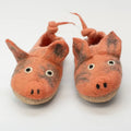 Schwein gehabt - handgemachte Filzpantoffeln aus Schurwolle Ledersohle in Orange mit Schweinchen-Design.