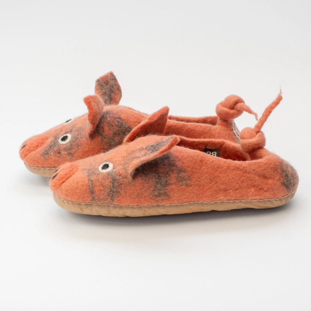 Schweine wild Filzpantoffeln Halbschuhe Erwachsene,  hier Größe 38/39 rosabraun dunkelgrau gefleckt, Gesicht freundlich, schwarze Nasenlöcher, Nase leicht gekugelt, Augen offen wach, geringelter Schwanz, hochgezogene Wildledersohle, Marke Mausschuh by MotherEarth-Munich. Ansicht: Von Seite