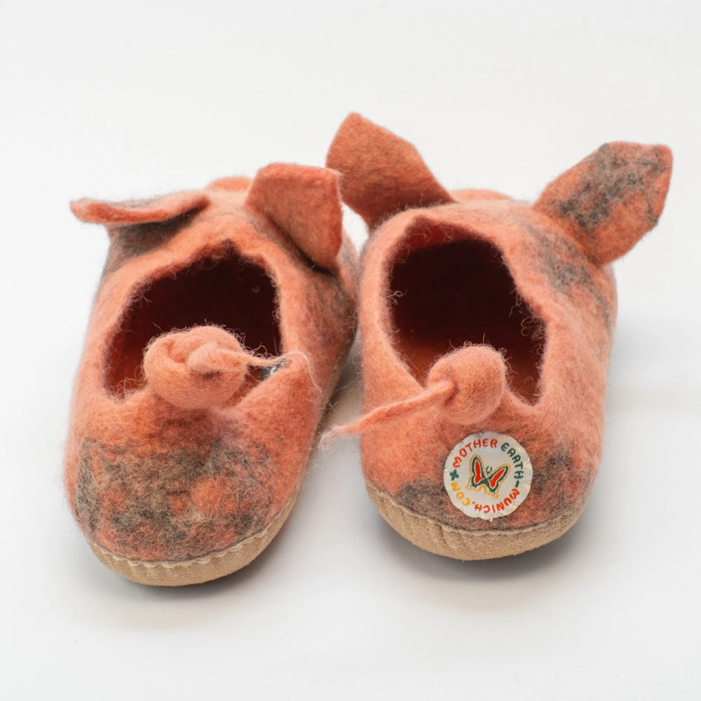 Schweine wild Filzpantoffeln Halbschuhe Erwachsene, rosabraun gefleckt, Gesicht freundlich, schwarze Nasenlöcher, Nase leicht gekugelt, Augen offen wach, geringelter Schwanz, hochgezogene Wildledersohle, Marke Mausschuh by MotherEarth-Munich. Ansicht: Von Hinten 