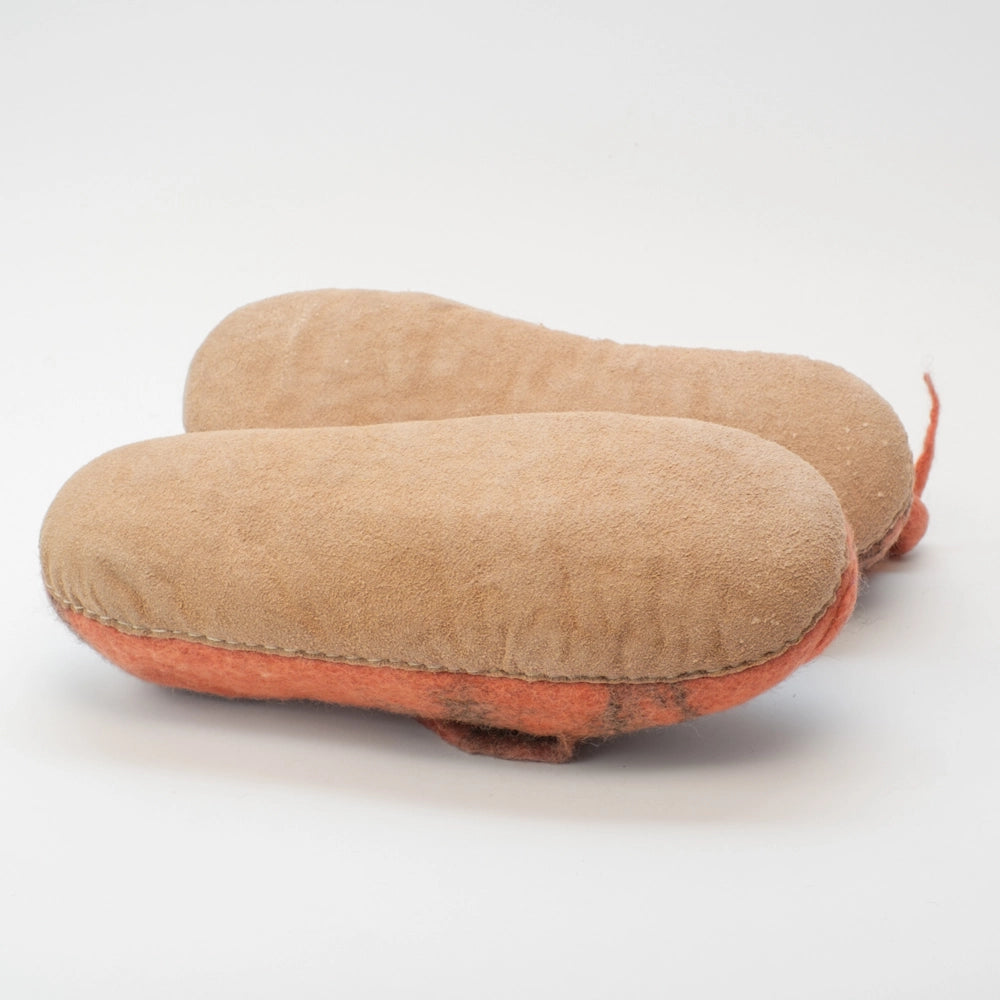 Schweine wild Filzpantoffeln Halbschuhe Erwachsene, rosabraun gefleckt, Gesicht freundlich, schwarze Nasenlöcher, Nase leicht gekugelt, Augen offen wach, geringelter Schwanz, hochgezogene Wildledersohle, Marke Mausschuh by MotherEarth-Munich. Ansicht: Von Unten