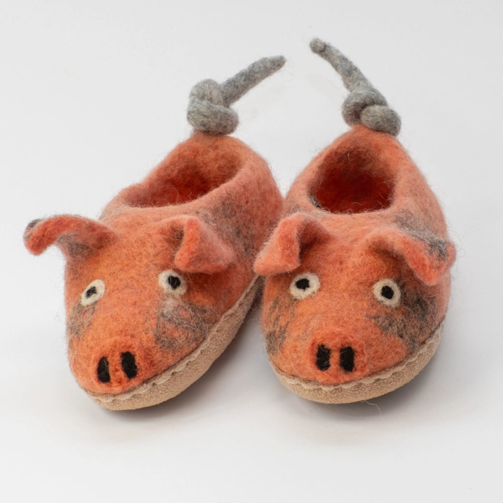 Schweine wild urig Filzpantoffeln Halbschuhe Kinder, rosabraun mit grau gefleckt, Gesicht freundlich, schwarze Nasenlöcher, Nase leicht vorgesetzt halb gekugelt, Augen offen wach, geringelter Schwanz, hochgezogene Wildledersohle, Marke Mausschuh by MotherEarth-Munich. Ansicht: Von Vorne