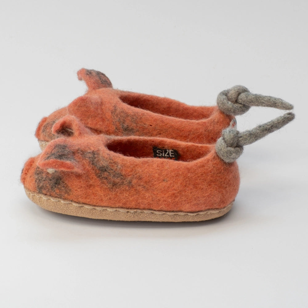 Schweine wild urig Filzpantoffeln Halbschuhe Kinder, rosabraun mit grau gefleckt, Gesicht freundlich, schwarze Nasenlöcher, Nase leicht vorgesetzt halb gekugelt, Augen offen wach, geringelter Schwanz, hochgezogene Wildledersohle, Marke Mausschuh by MotherEarth-Munich. Ansicht: Von Seite