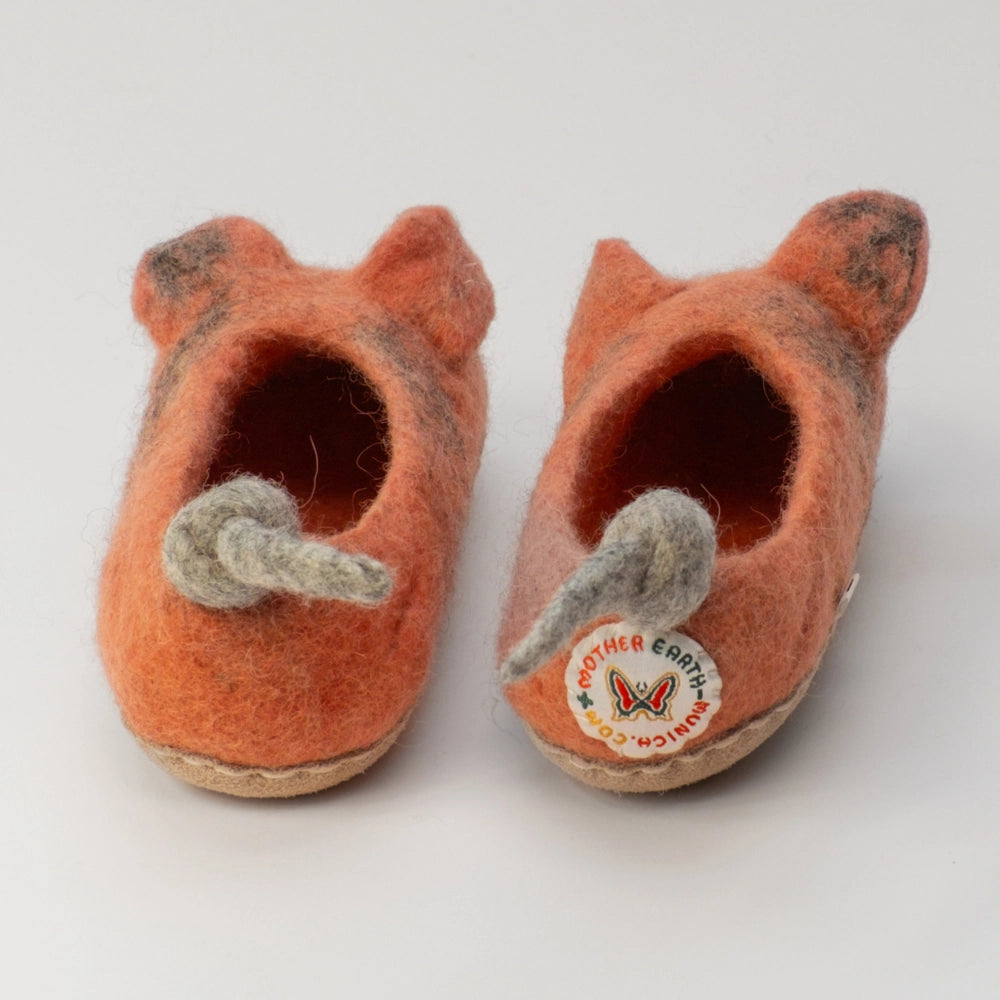 Schweine wild urig Filzpantoffeln Halbschuhe Kinder, rosabraun mit grau gefleckt, Gesicht freundlich, schwarze Nasenlöcher, Nase leicht vorgesetzt halb gekugelt, Augen offen wach, geringelter Schwanz, hochgezogene Wildledersohle, Marke Mausschuh by MotherEarth-Munich. Ansicht: Von Hinten