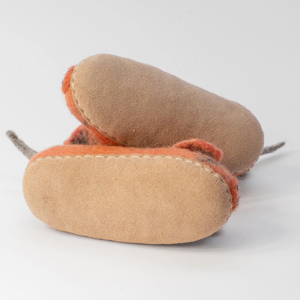 Schweine wild urig Filzpantoffeln Halbschuhe Kinder, rosabraun mit grau gefleckt, Gesicht freundlich, schwarze Nasenlöcher, Nase leicht vorgesetzt halb gekugelt, Augen offen wach, geringelter Schwanz, hochgezogene Wildledersohle, Marke Mausschuh by MotherEarth-Munich. Ansicht: Von Unten