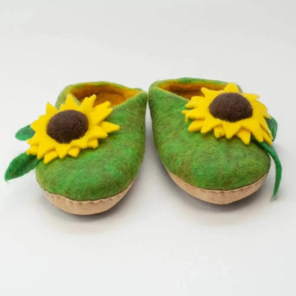 Sonnenblumen Hausschuhe aus Filz mit Blüte - handgemacht, grün mit gelben Sonnenblumen und braunen Blütenmitten.