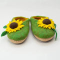 Sonnenblumen Hausschuhe aus Filz mit Blüte - handgemacht, grün mit gelben Sonnenblumen und braunen Blütenmitten.