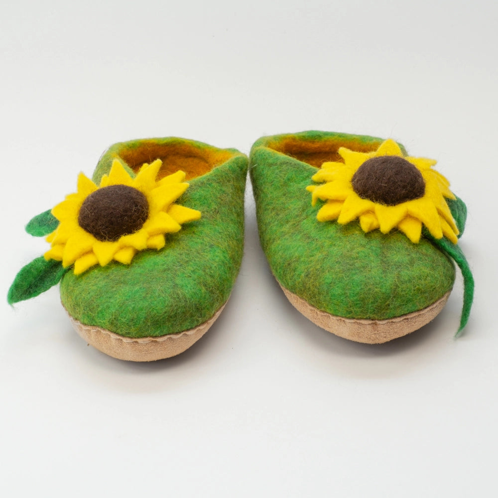 Sonnenblumen Filzpantoffeln Halbschuhe Slipper Erwachsene handgefilzt grün, gelb, braun, gelbe Blüte, seitlich grüne Blätter von Marke: Mausschuh by Motherearth-Munich Ansicht: Von Vorne