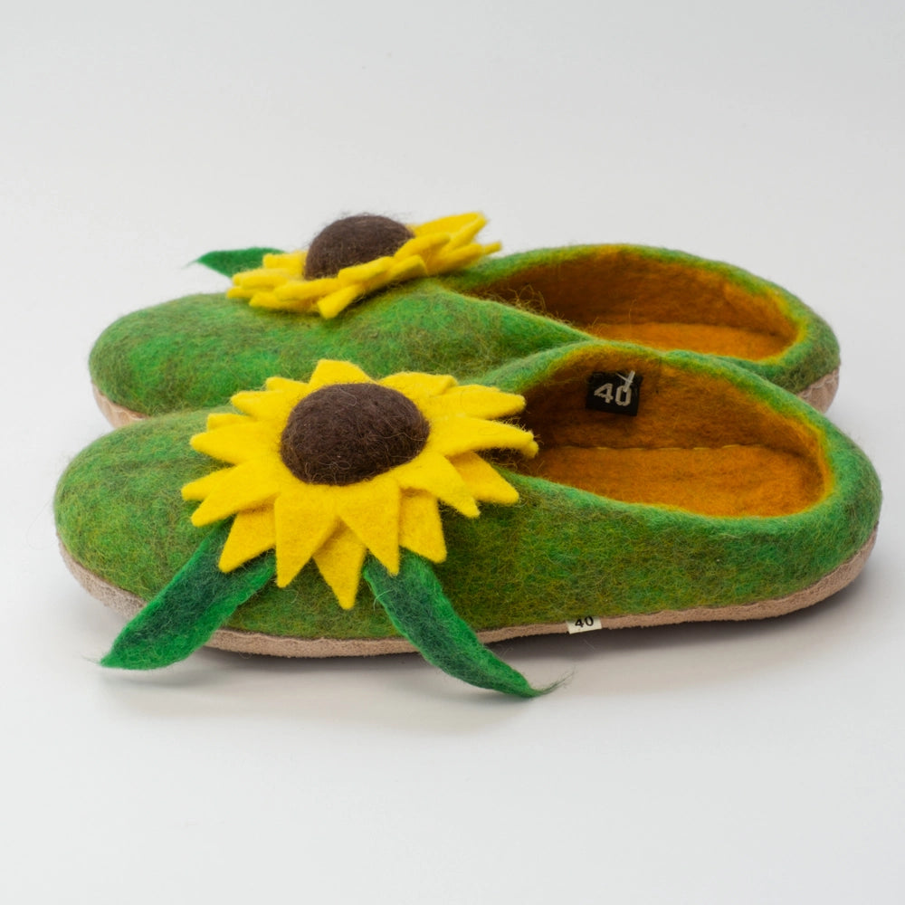 Sonnenblumen Filzpantoffeln Halbschuhe Slipper Erwachsene handgefilzt grün, gelb, braun, gelbe Blüte, seitlich grüne Blätter von Marke: Mausschuh by Motherearth-Munich Ansicht: Von Seite