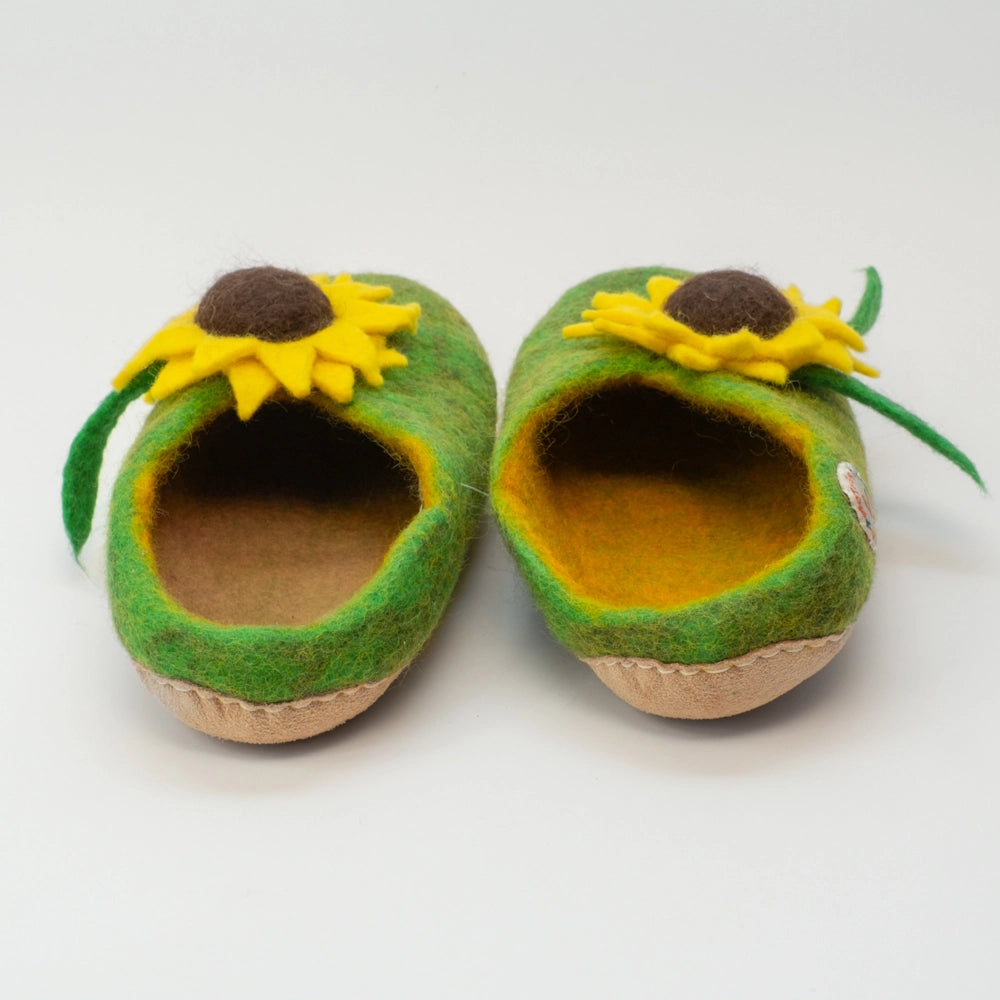 Sonnenblumen Filzpantoffeln Halbschuhe Slipper Erwachsene handgefilzt grün, gelb, braun, gelbe Blüte mit dunkelbraunem Zentrum, seitlich grüne Blätter von Mausschuh by Motherearth-Munich Ansicht: Von Hinten