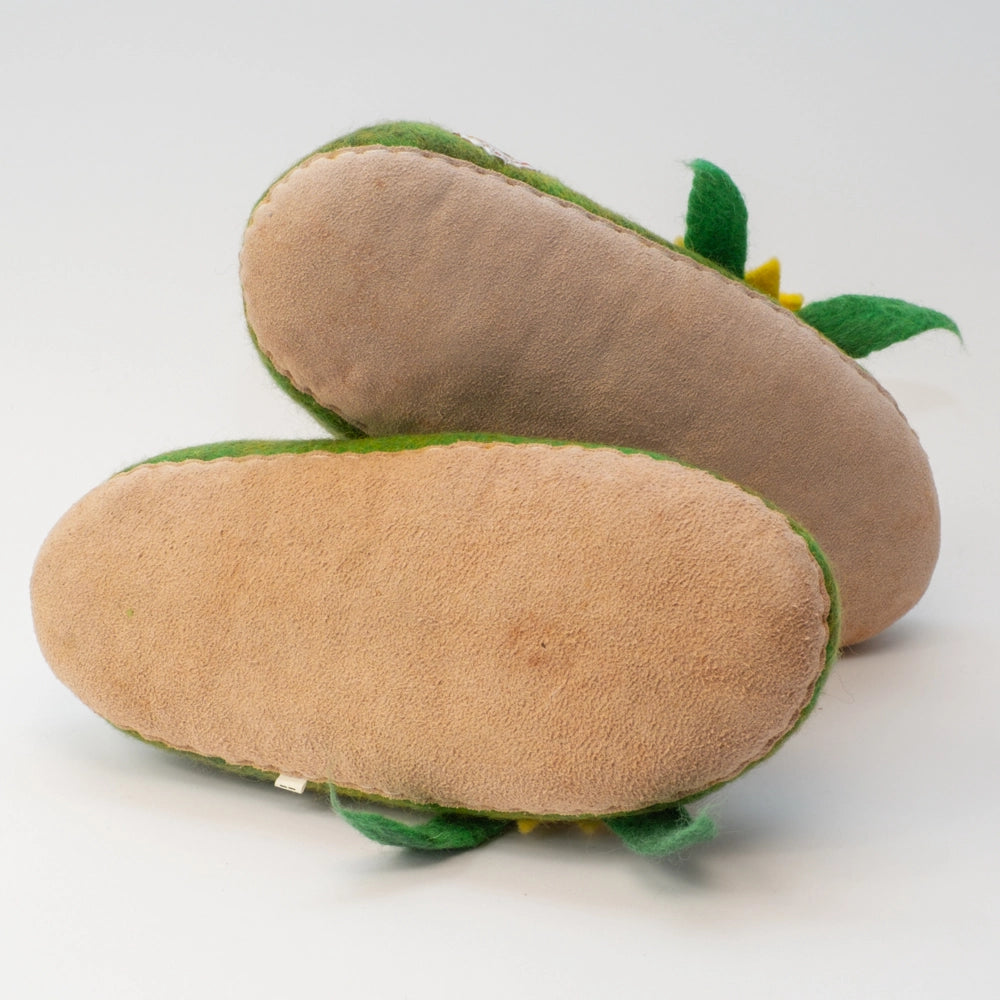Sonnenblumen Filzpantoffeln Halbschuhe Slipper Erwachsene handgefilzt grün, gelb, braun, gelbe Blüte, seitlich grüne Blätter von Marke: Mausschuh by Motherearth-Munich Ansicht: Von Unten