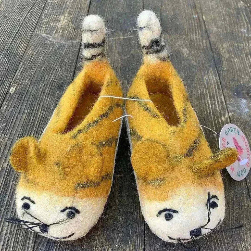 Tiger - Filzpantoffeln Kinder aus gelb-orangefarbenem Filz mit schwarzen Streifen und aufgestickten Tiger-Gesichtern