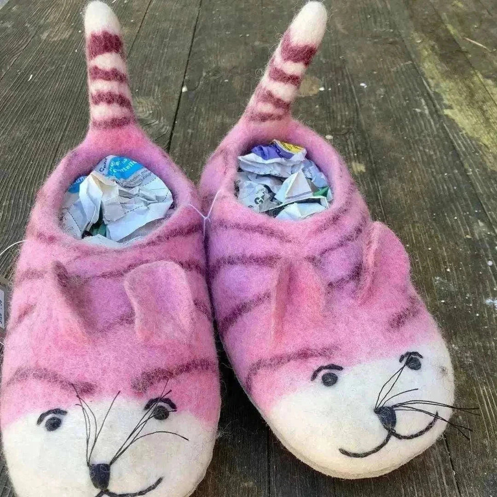 Tiger - Kinder-Hausschuhe aus Filz in Rosa mit weißer Spitze, dunklen Streifen und aufgesticktem Tiergesicht mit langen Ohren
