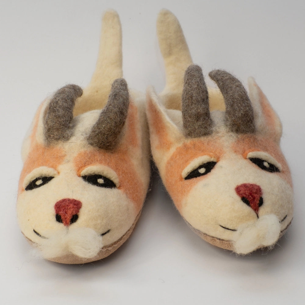 Berg Ziegen Wild Kinder Filzpantoffeln
Farbe gefleckt bronze beige Hörner grau, wache Augen, rote Nase, fester Schwanz als Einstegshilfe. Marke: MausSchuh by Mother Earth Munich. Ansicht: von Vorne