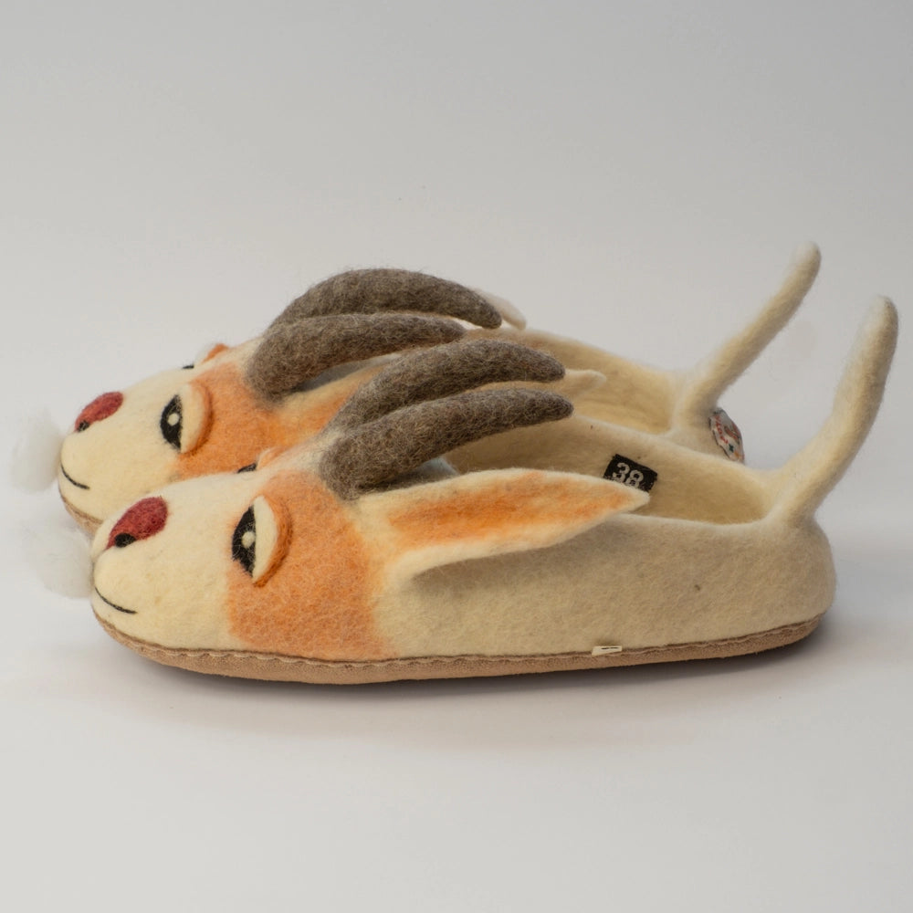 Berg Ziegen Wild Kinder Filzpantoffeln
Farbe gefleckt bronze beige, Hörner grau, wache Augen, rote Nase, fester Schwanz als Einstegshilfe. Marke: MausSchuh by Mother Earth Munich. Ansicht: von Seite