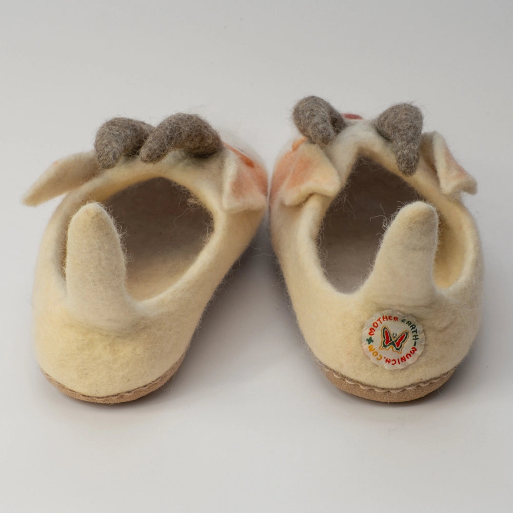 Berg Ziegen Wild Kinder Filzpantoffeln
Farbe gefleckt bronze beige, Hörner grau, wache Augen, rote Nase, fester Schwanz als Einstegshilfe. Marke: MausSchuh by Mother Earth Munich. Ansicht: von Hinten