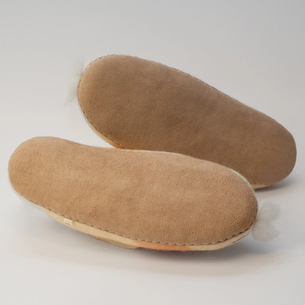 Berg Ziegen Wild Kinder Filzpantoffeln
Farbe gefleckt bronze beige, Hörner grau, wache Augen, rote Nase, fester Schwanz als Einstegshilfe. Marke: MausSchuh by Mother Earth Munich. Ansicht: von Unten