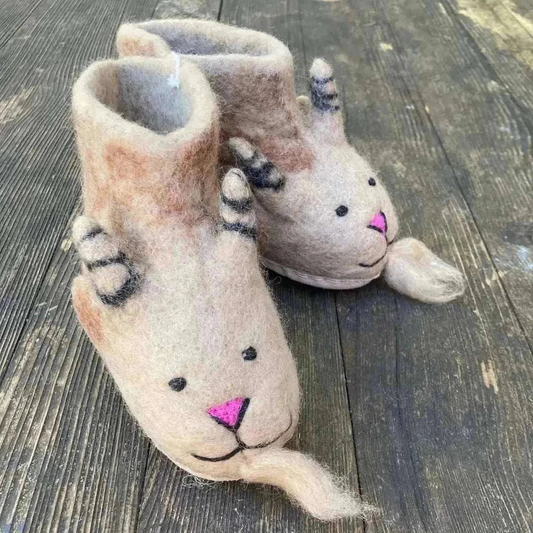 Ziegen - Handgemachte Filzpantoffeln - Boots - Kinder aus hellbeigem Filz mit schwarzen Details, rosa Nase und Tiergesicht